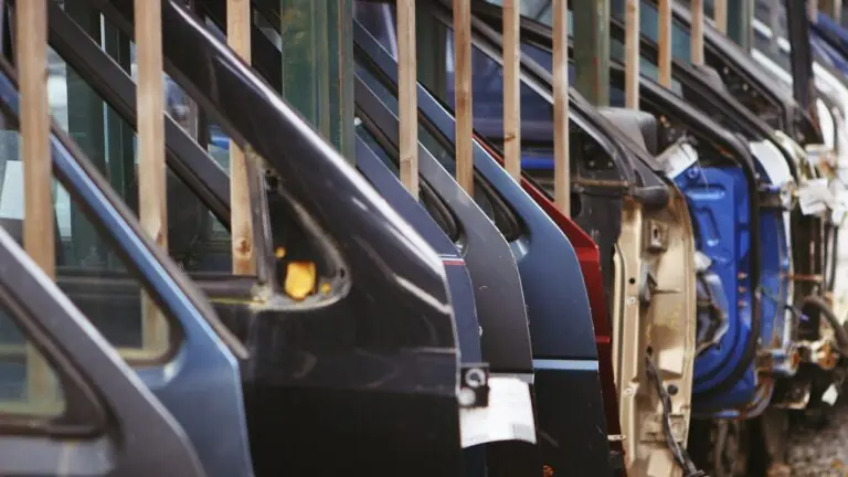 Produção industrial recua 2,4% em março, diz IBGE