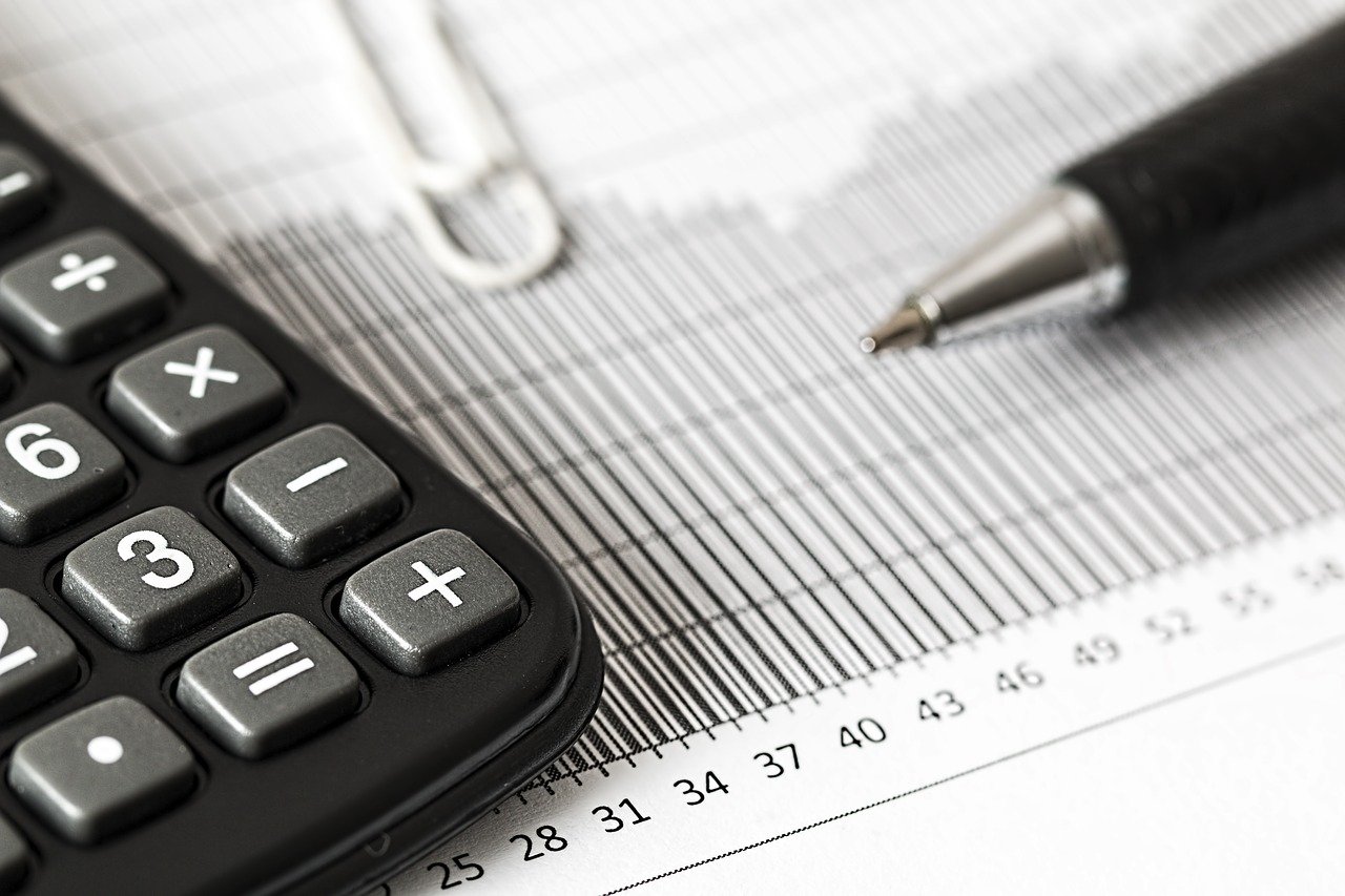 O que é o novo marco fiscal e como ele põe fim nos concursos públicos Imagem mostra uma calcularadora, papel e caneta