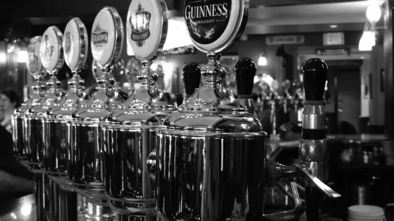 Empreendedores criam máquina que enche copo de baixo para cima