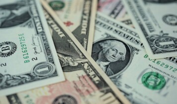 matéria fala sobre a queda do dólar e analistas avaliam até onde essa queda pode ir
