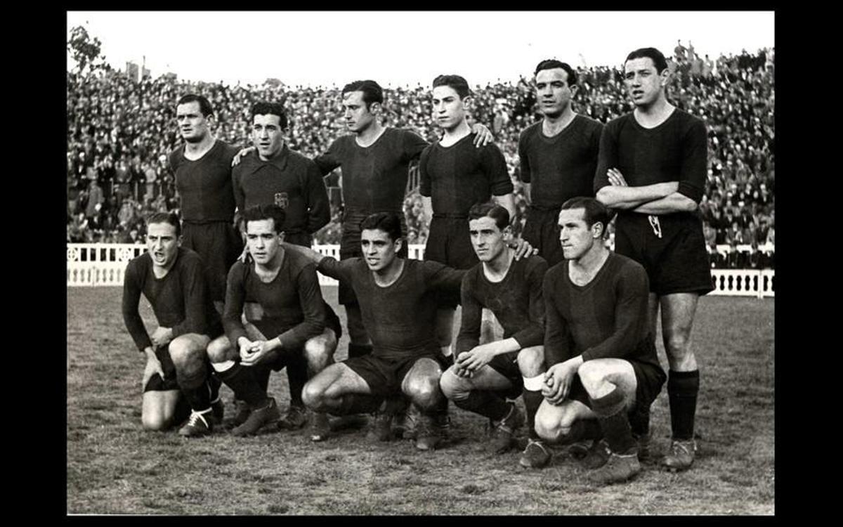 Imagem mostra a equipe do Barcelona em 1939, no campo de jogo