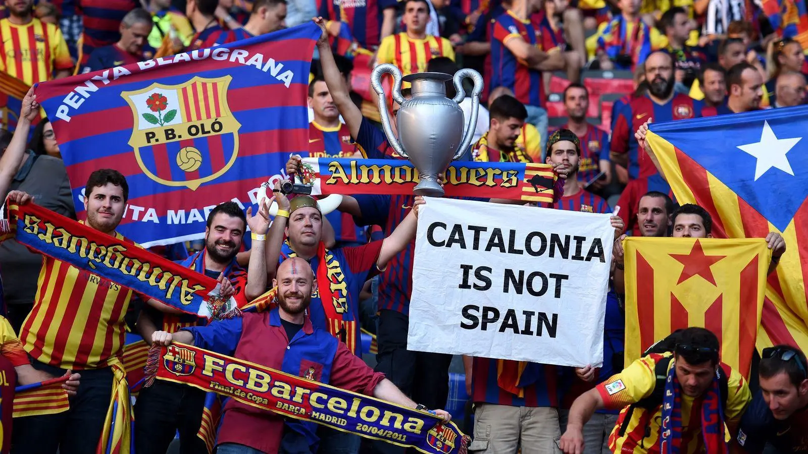 A imagem mostra a torcida do Barcelona protestando