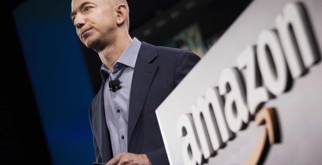 Imagem mostra homem mais rico do mundo dono da Amazon