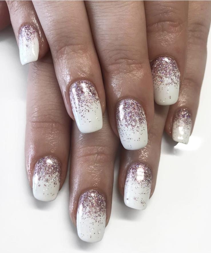 Unhas brancas com glitter dourado