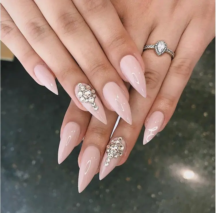 Unhas pontudas com pedrarias + Unhas decoradas 2020