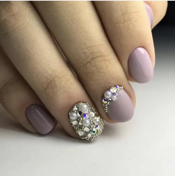 Unhas redondas cor nude com pedrarias