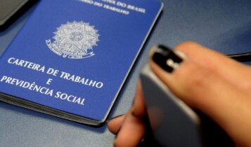 matéria fala sobre a redução de jornada e saláro para manutenção do emprego durante a pandemia