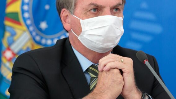 Bolsonaro testa negativo para Covid-19 e comemora com cloroquina