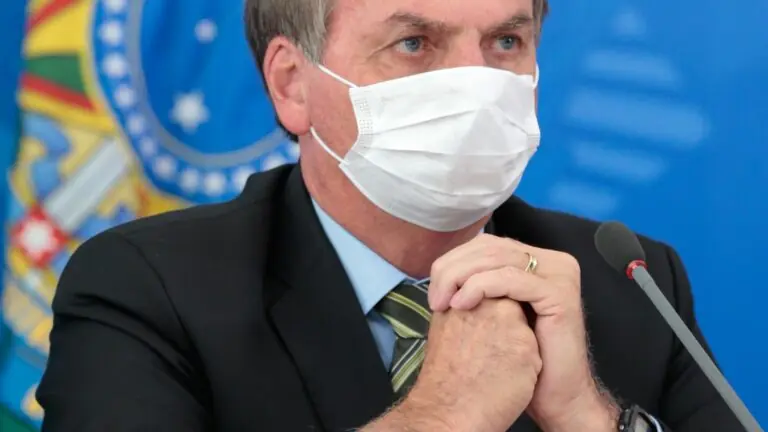 Bolsonaro testa negativo para Covid-19 e comemora com cloroquina