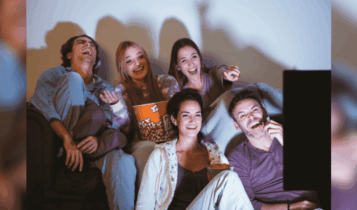 Cinco bons filmes de comédia para assistir no isolamento Amigos assistindo um filme de comédia