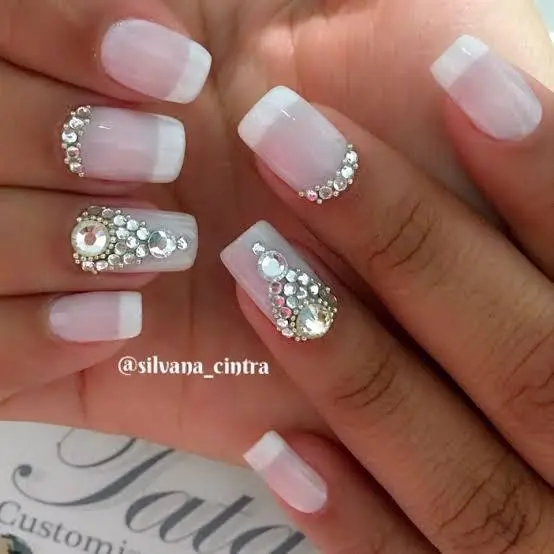 Unhas quadradas e brancas com pedrarias