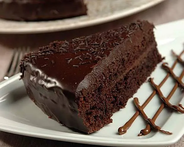 Um pedaço de bolo de chocolate em um prato branco