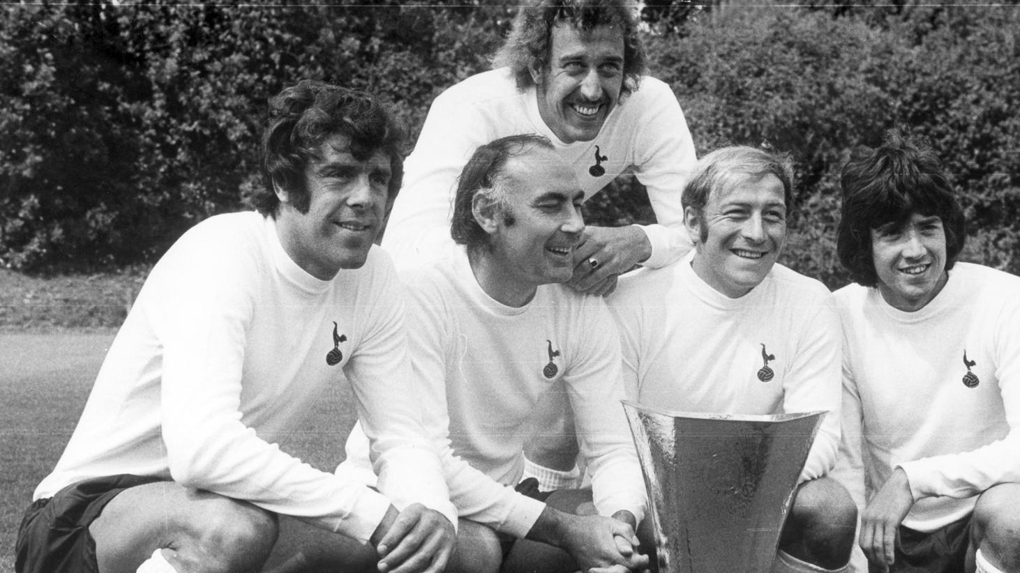 Equipe do Tottenham com a taça de campeão em 1971