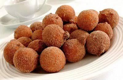 Bolinhos de chuva morenos em cima de uma travessa branca