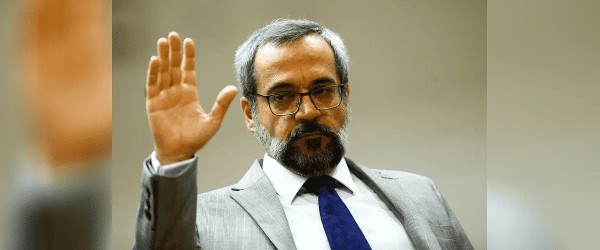 Weintraub acena em foto