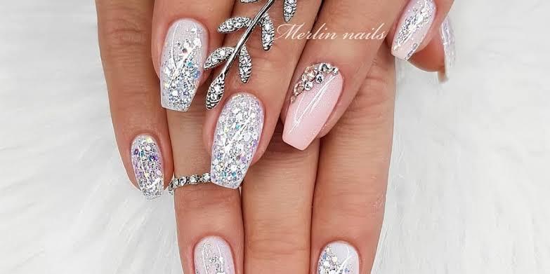 Unhas brancas com glitter prata