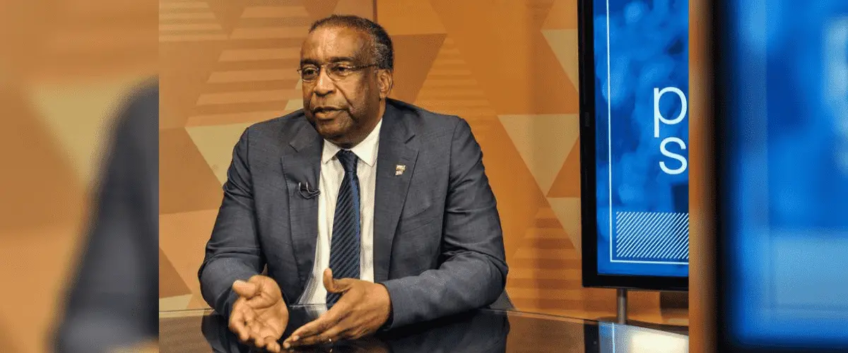 Carlos Decotelli aparece ao centro de imagem