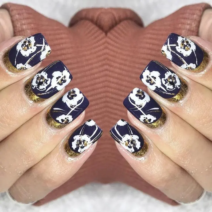 Unhas da mão com esmalte preto e flores brancas Unhas decoradas 2020