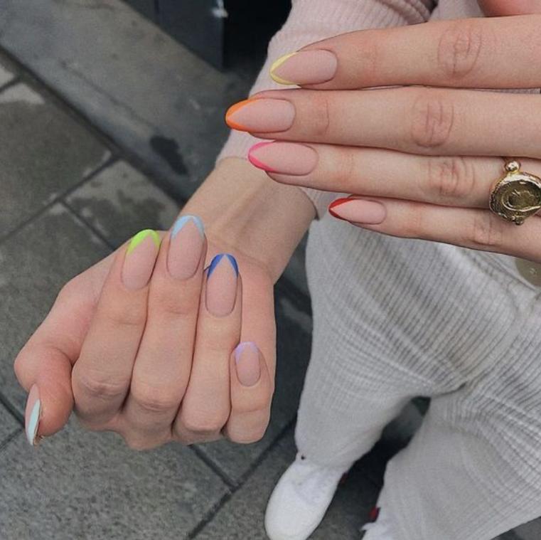 Unhas da mão pontudas e com cores neon de francesinha unhas decoradas 2020