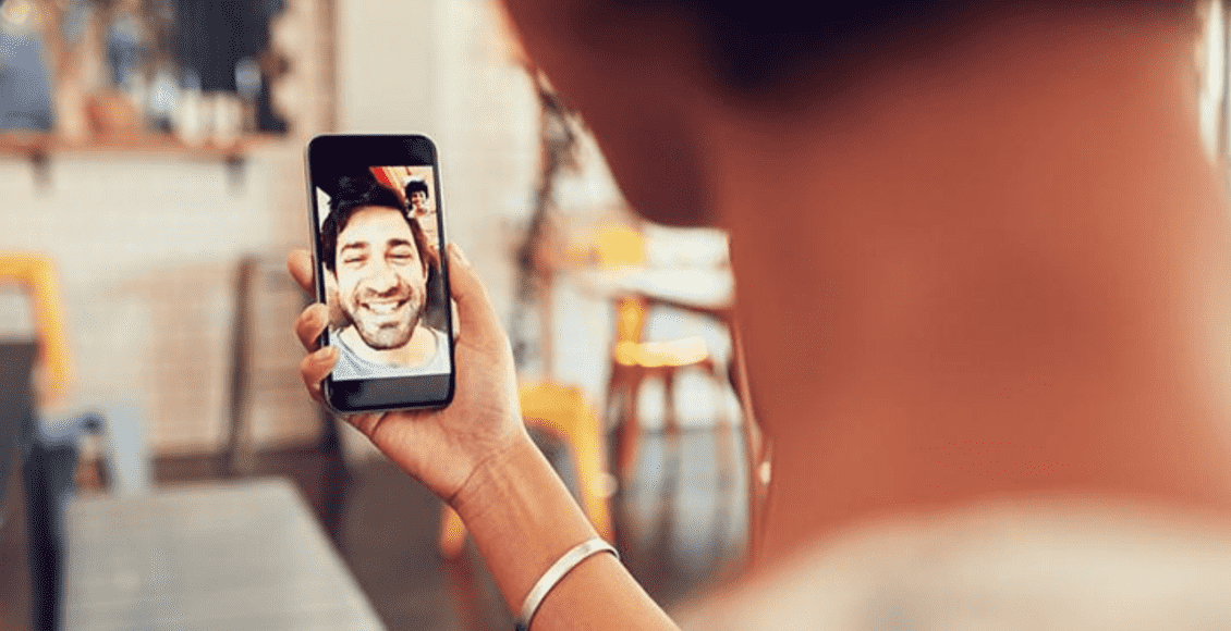 Imagem mostra homem conversando por vídeo chamada com amigo