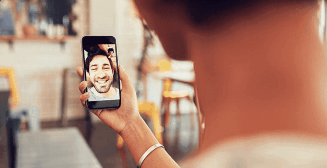 Imagem mostra homem conversando por vídeo chamada com amigo