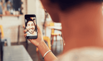 Imagem mostra homem conversando por vídeo chamada com amigo