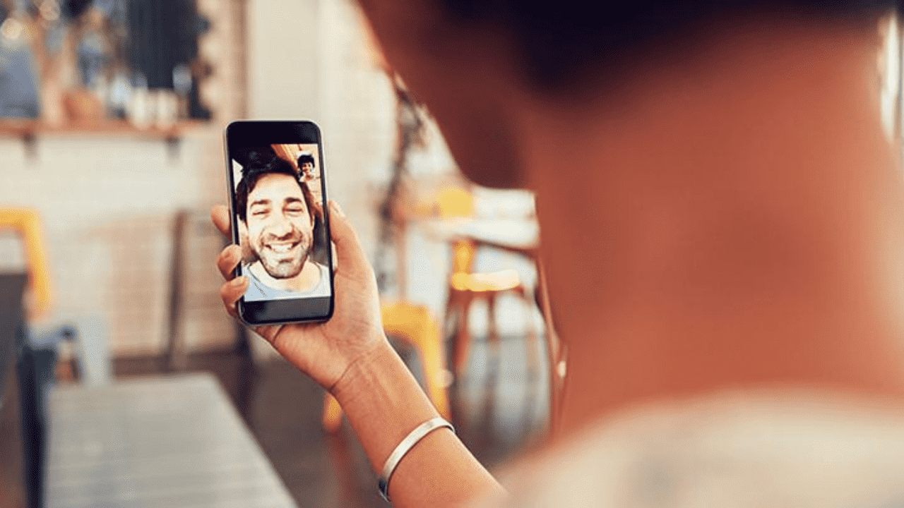 Imagem mostra homem conversando por vídeo chamada com amigo