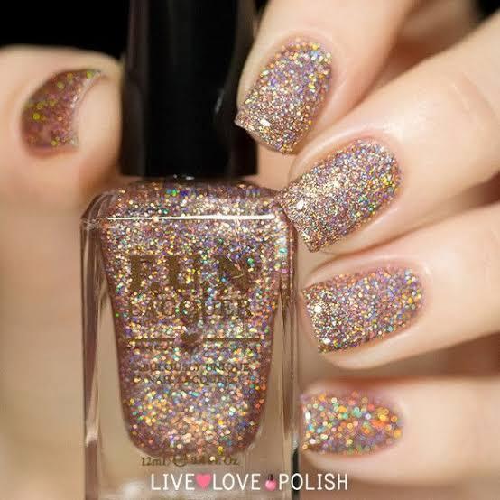 Unhas com glitter dourado