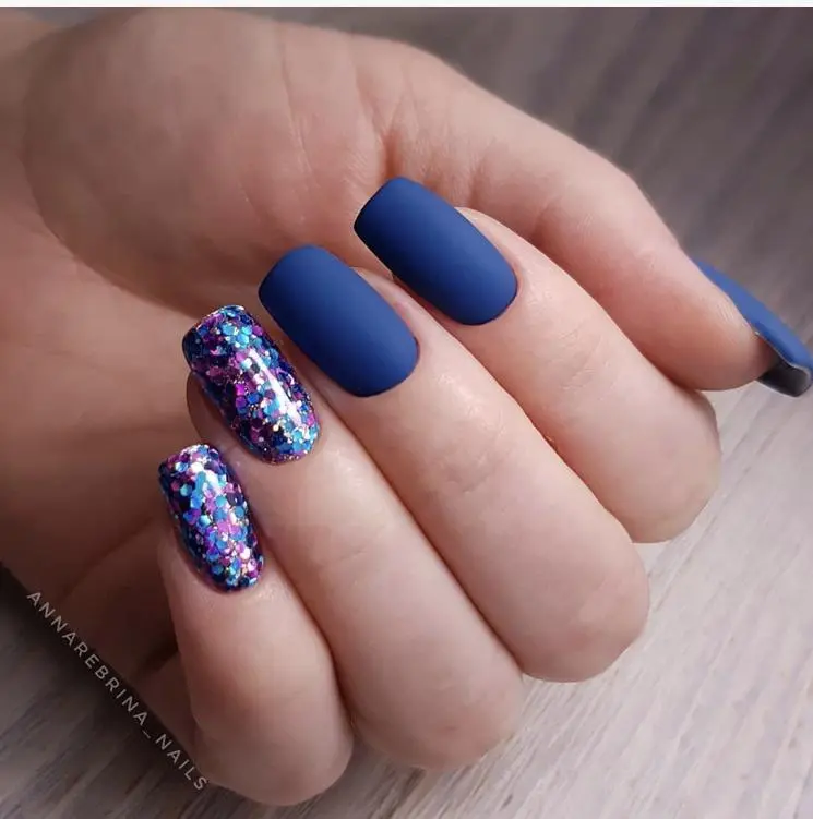 Unhas azuis com glitter colorido