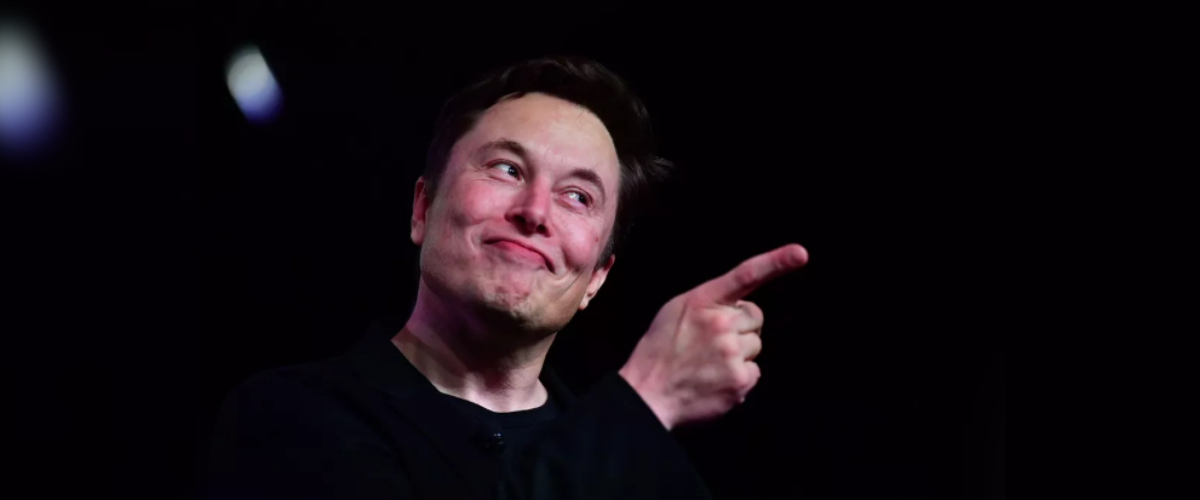 Elon Musk sorri e aponta dedo ao horizonte