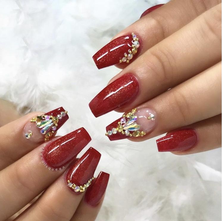 Unhas quadradas e vermelhas com pedrarias + unhas decoradas 2020