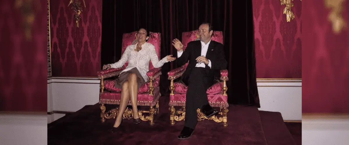 Ghislaine Maxwell e Kevin Spacey aparecem sentados nos tronos da realeza britânica