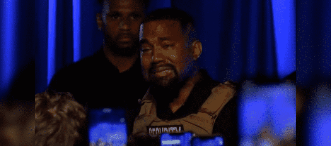Kanye West chorando durante evento de sua campanha presidencial