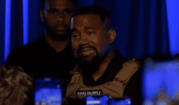 Kanye West chorando durante evento de sua campanha presidencial