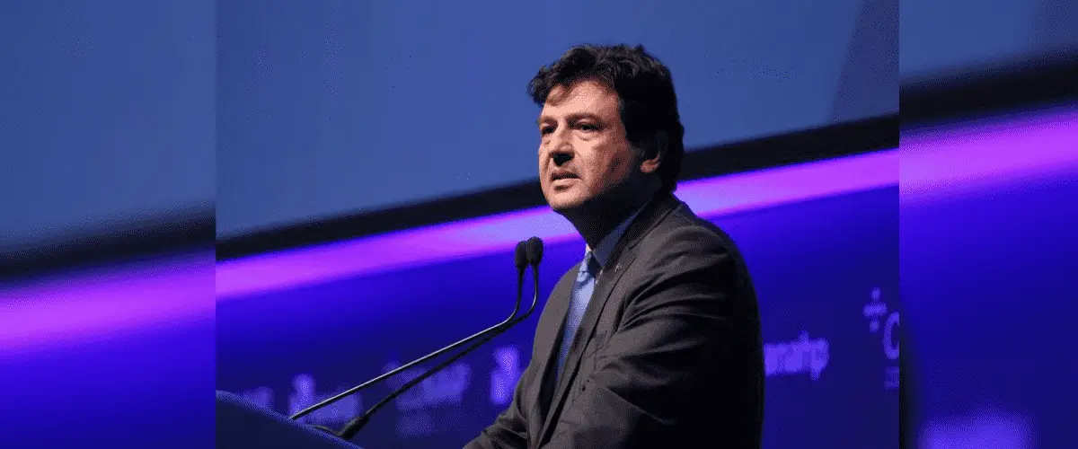 Governo Bolsonaro: Mandetta aparece ao centro de foto com microfone