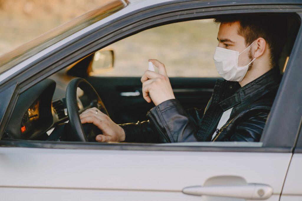 Uso de mascara e higienização para deixar sua viagem de carro mais segura
