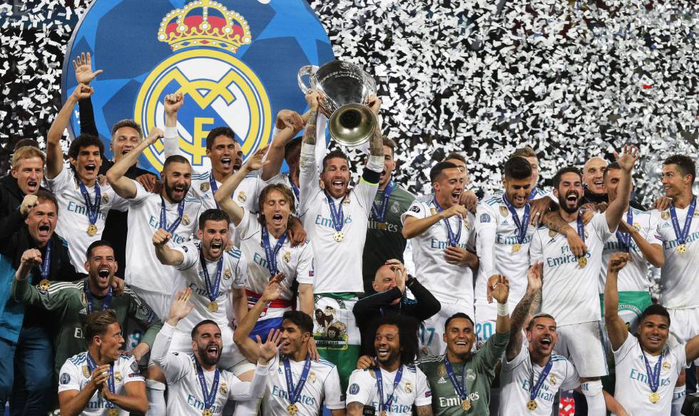 Equipe do Real Madrid da espanha comemorando o título da Champions League com o Sergio Ramos erguendo a taça