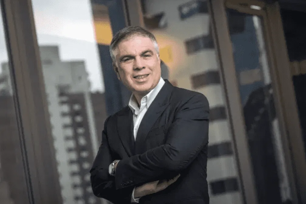 Foto mostra o político e empresário Flávio Rocha, usando terno e de braços cruzados.