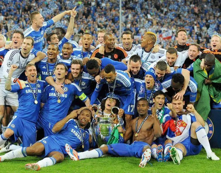 Equipe do chelsea no gramado comemorando o título da Champions League em 2012