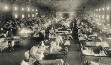 Foto mostra um hospital cheio de camas.