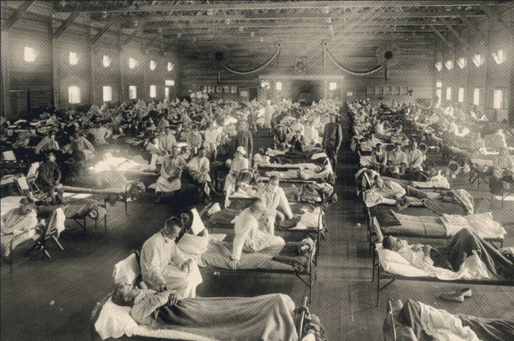 Foto mostra um hospital cheio de camas.