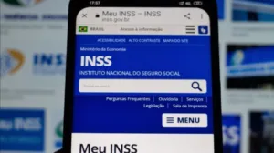 Foto de um celular com a página do INSS aberta