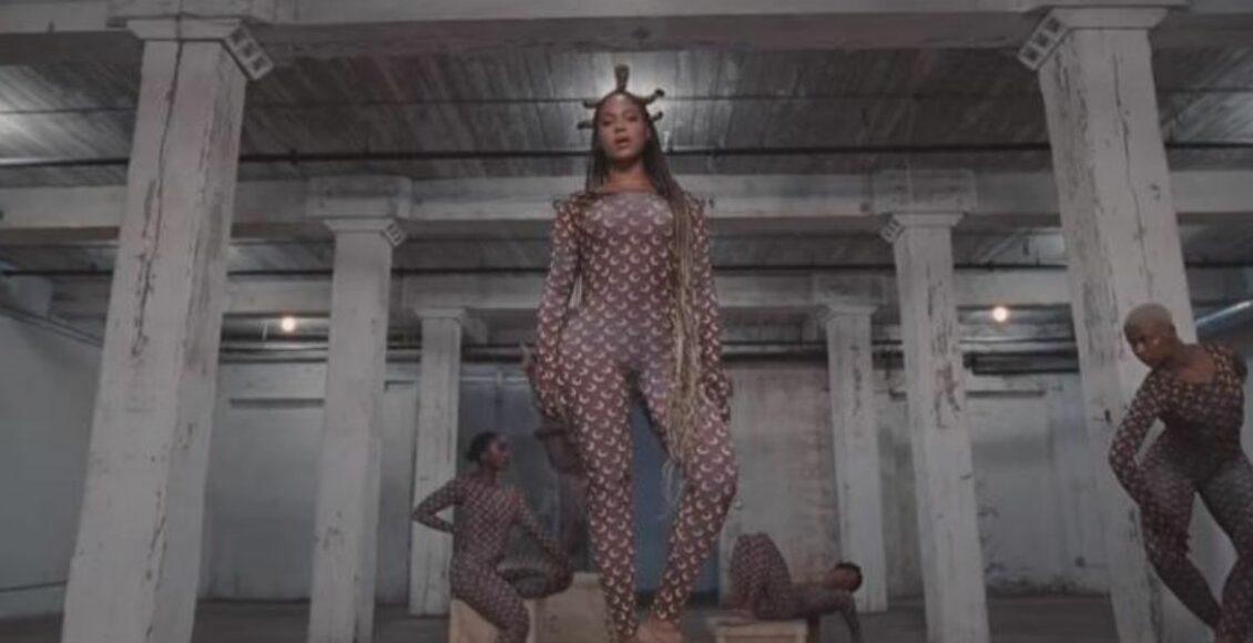 Beyoncé parada em cima de um pilar olhando para frente no clipe Already