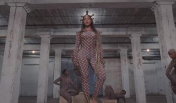 Beyoncé parada em cima de um pilar olhando para frente no clipe Already