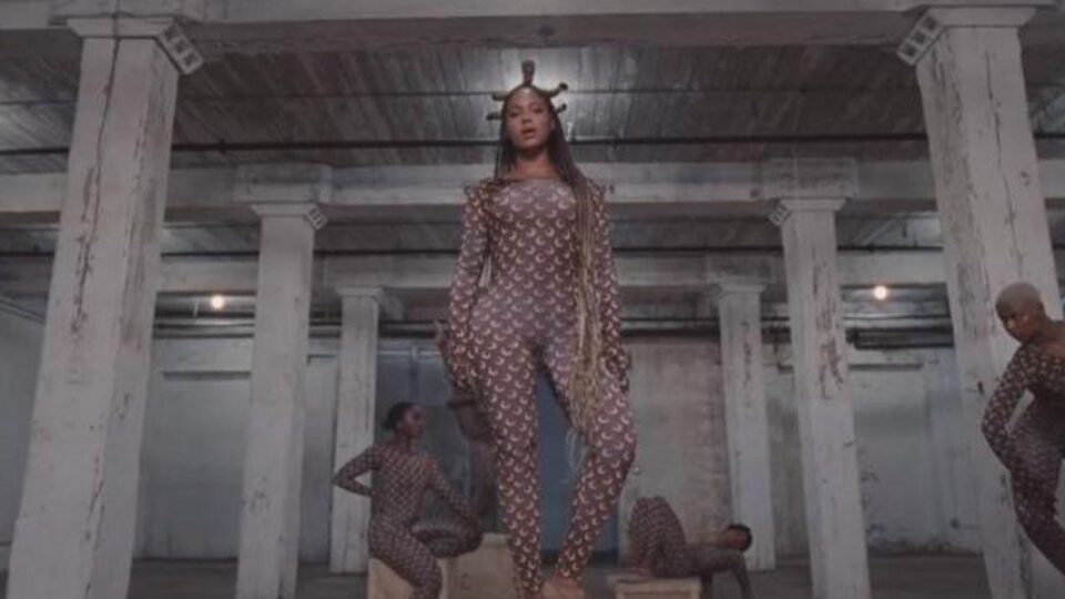 Beyoncé parada em cima de um pilar olhando para frente no clipe Already