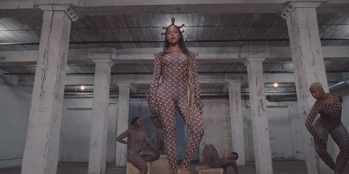 Beyoncé parada em cima de um pilar olhando para frente no clipe Already
