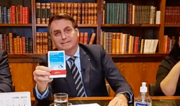 Bolsonaro x ema: presidente mostra caixa de cloroquina para animal