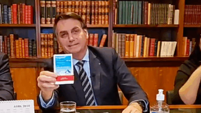Bolsonaro x ema: presidente mostra caixa de cloroquina para animal
