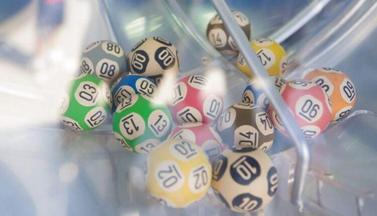 Saco plástico com as bolas para sorteio de loteria