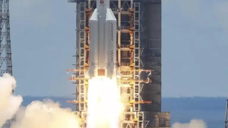 China lança foguete para missão em Marte e entra na corrida espacial